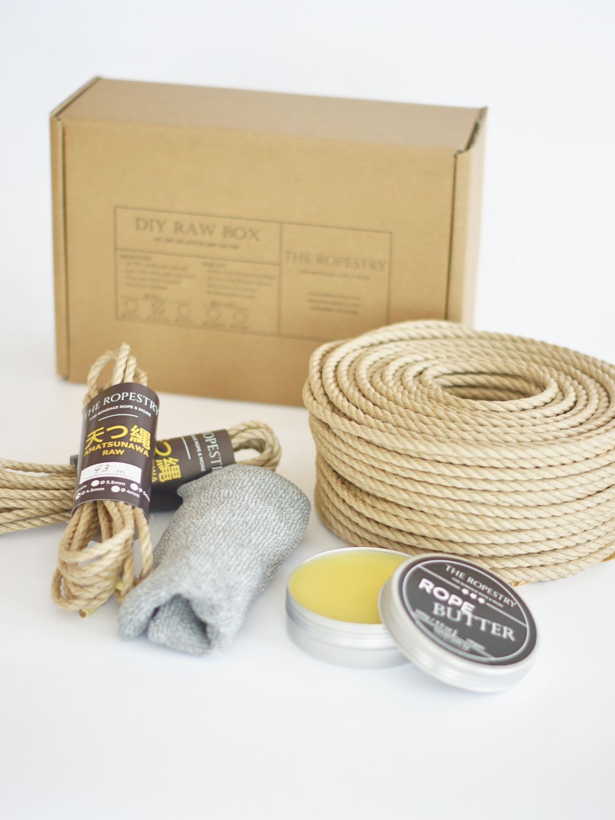 DIY RAW BOX - 50 m raw rope, 2x 4.3 m thin ropes, rope butter, storage box, instruction booklet and FREE microfibre cloth DIY RAW BOX - 50 m raw rope, 2x 4.3 m thin ropes, rope butter, storage box, instruction booklet and FREE microfibre cloth