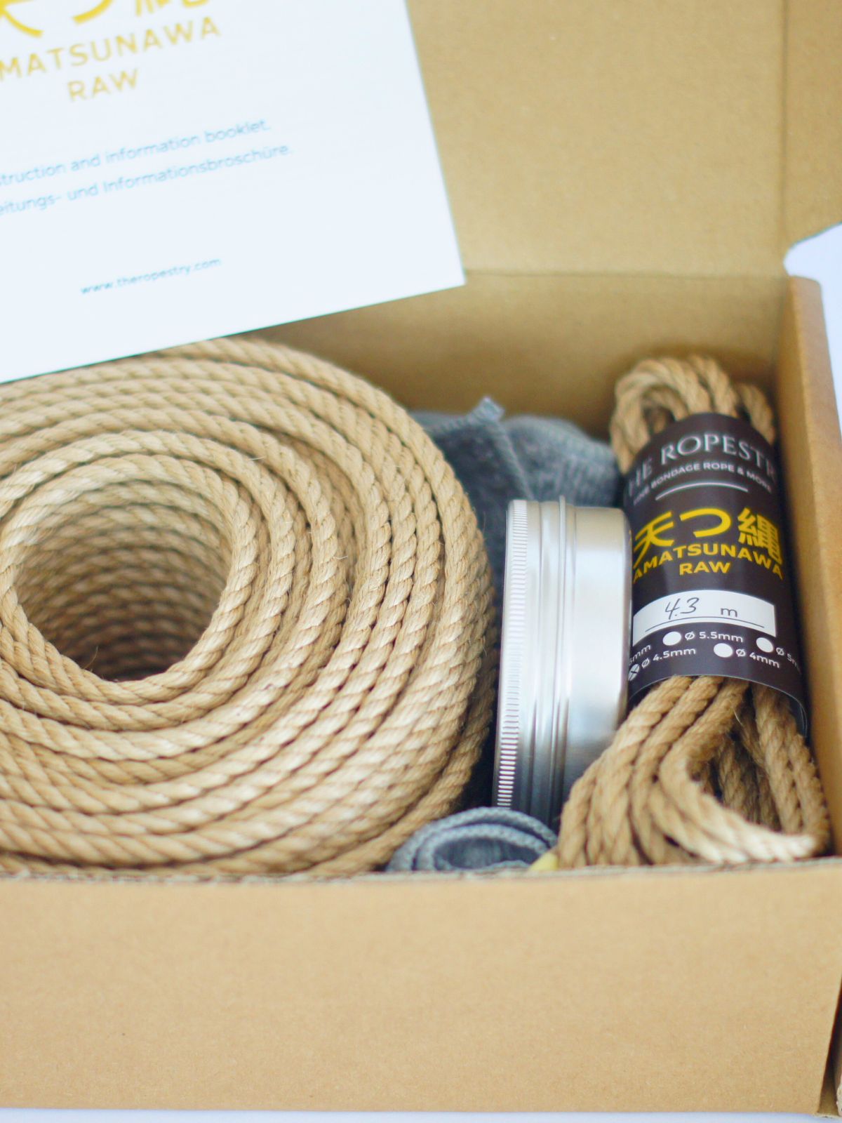 DIY RAW BOX - 50 m raw rope, 2x 4.3 m thin ropes, rope butter, storage box, instruction booklet and FREE microfibre cloth DIY RAW BOX - 50 m raw rope, 2x 4.3 m thin ropes, rope butter, storage box, instruction booklet and FREE microfibre cloth